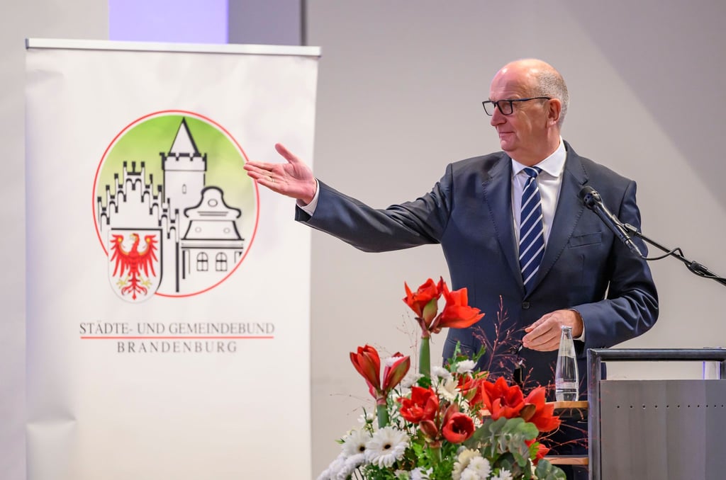 Brandenburgs Ministerpräsident Dietmar Woidke (SPD) sagt den Städten und Gemeinden Unterstützung zu.