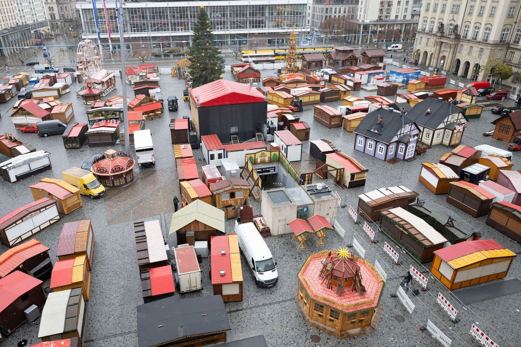 Die Hütten für den 590. Dresdner Striezelmarkt sind bereits aufgebaut.
