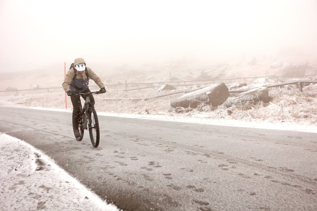 Ein Radfahrer ist auf dem Brocken unterwegs. Frost und erste Schneeflocken bestimmen derzeit das Wetter auf dem Brocken.