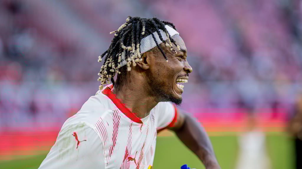 Mohamed Simakans gute Laune wird bei RB Leipzig vermisst.