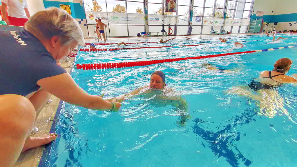 Lok Aschersleben organisiert am Sonnabend ein 24-Stunden-Schwimmen. An jeder Wende gibt es zum Rundenzählen ein Gummi um den Arm.