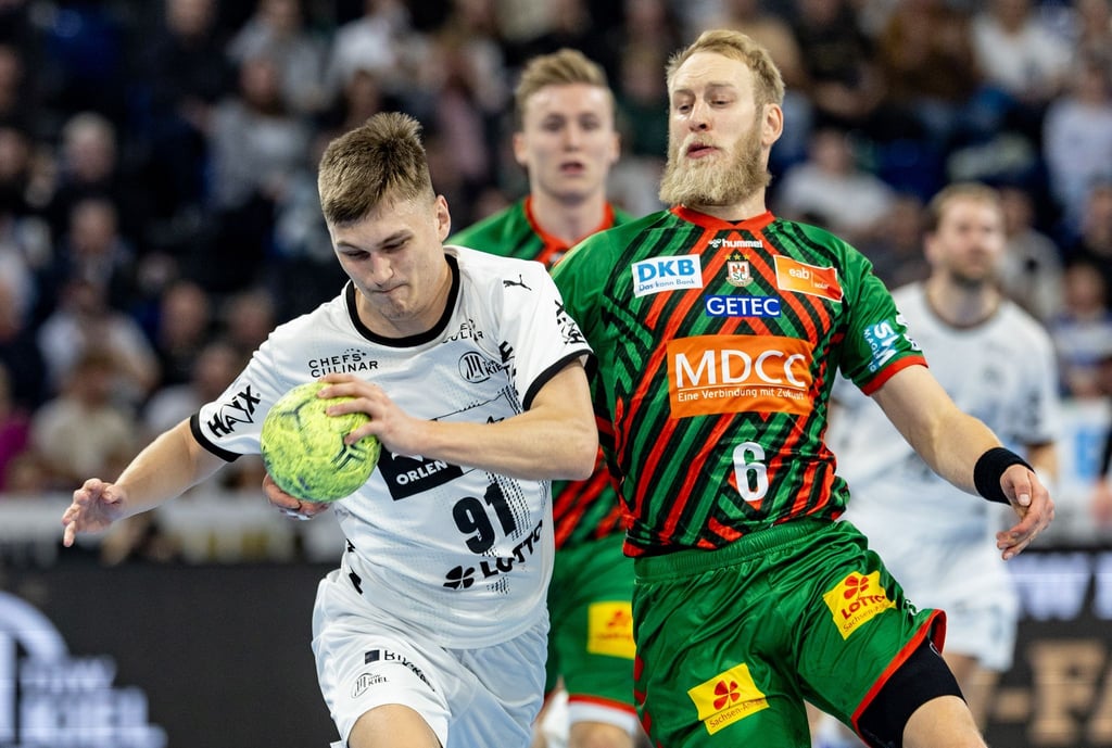 Kiels Bence Imre (l) und Magdeburgs Matthias Musche kämpfen um den Ball.