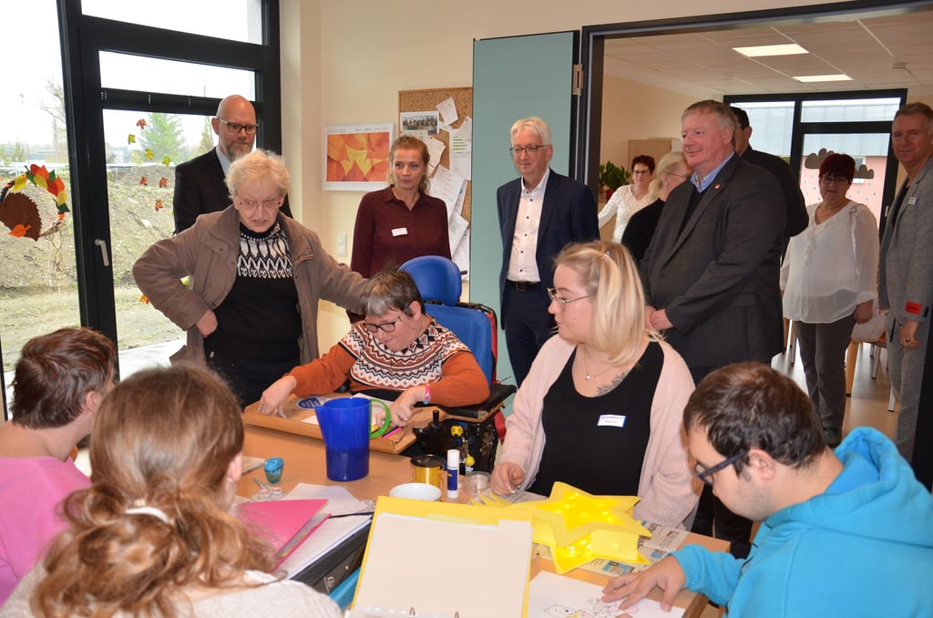 Ganz viel Besuch hatten die Klienten der neuen Tagesstätte für mehrfach Schwerstbehinderte bei der Lebenshilfe Staßfurt. Hier im Gruppenraum der "Schwalben", wo auch Monika Stein (links) ihre Nicole sehr gut betreut sieht.