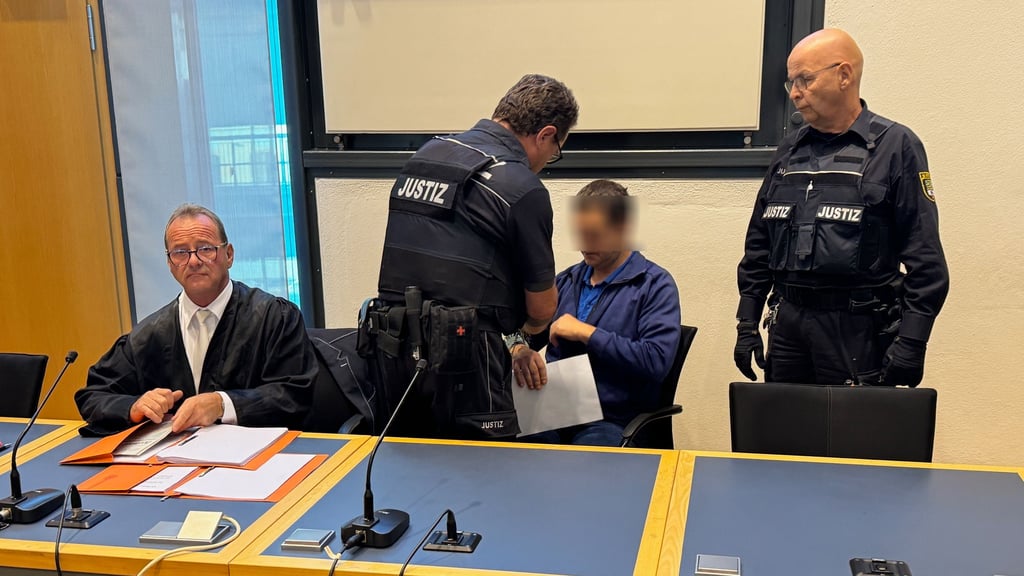 Der verurteilte 44-jährige Angeklagte im Gerichtssaal neben seinem Verteidiger Andreas Dahm.