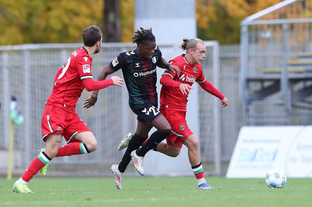 FCM-Neuzugang Pierre Nadjombe beim Testspiel gegen Hannover 96.