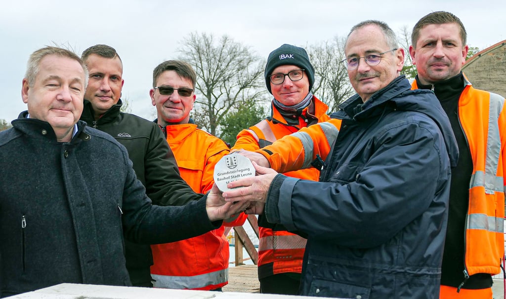 Bürgermeister Michael Bedla (l.) und Bauamtsleiter Silvio Lämmerhirt setzten den Grundstein gemeinsam mit Vorarbeitern des Bauhofs.
