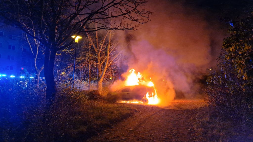 In der Louis-Jentzsch-Straße haben mehrere Autos gebrannt.