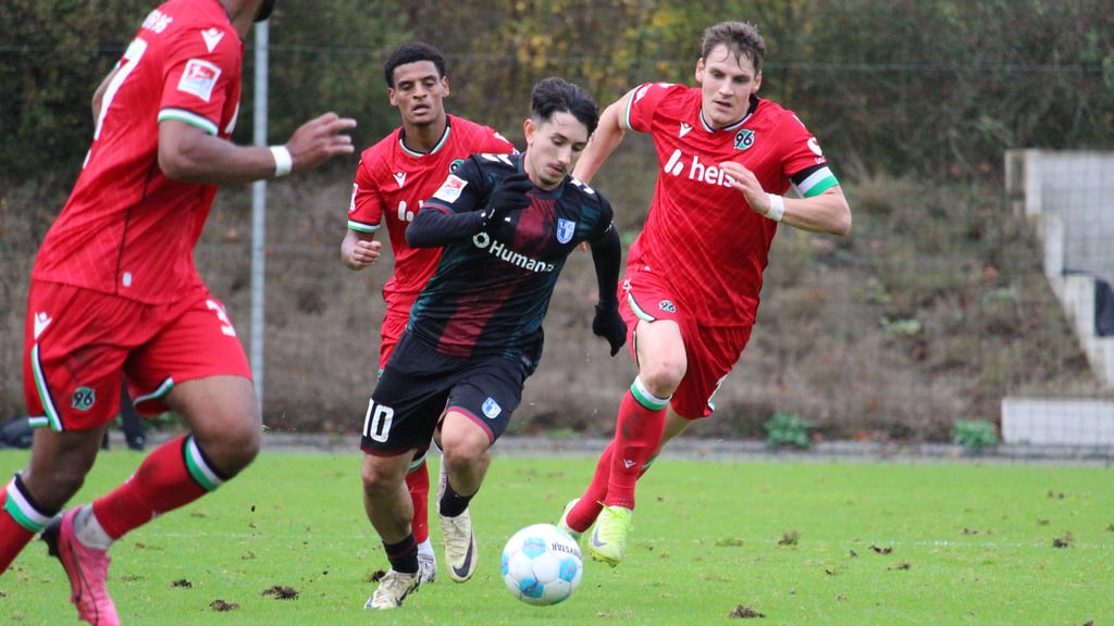 Jason Ceka beim Testspiel seines 1. FC Magdeburg gegen Hannover 96.