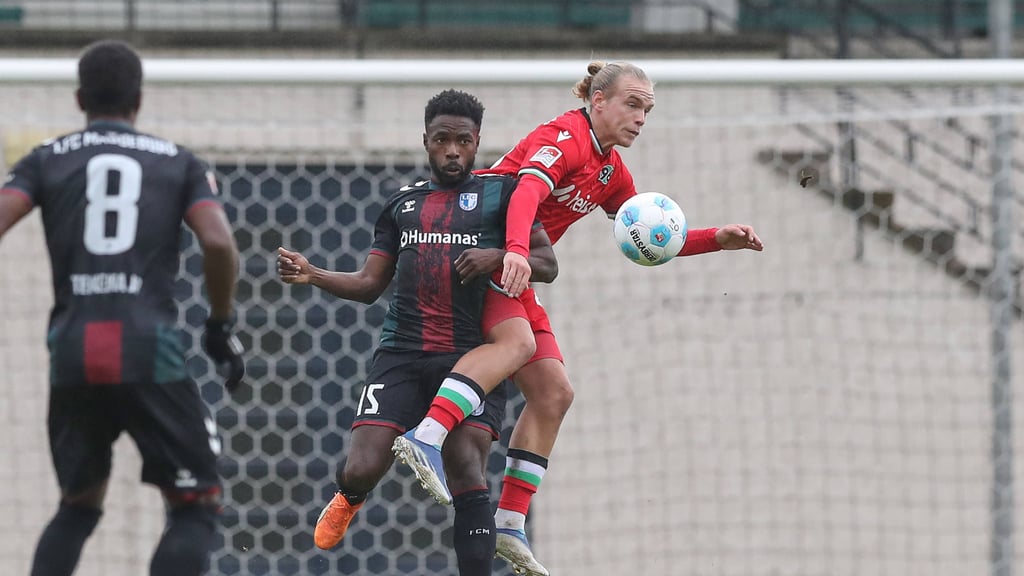 Magdeburgs Daniel Heber geht mit vollem Einsatz in den Zweikampf beim Testspiel gegen Hannover 96.