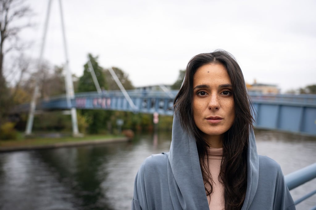 Schauspielerin Aybi Era - im Hintergrund der Tatort ihres neuen Falles.