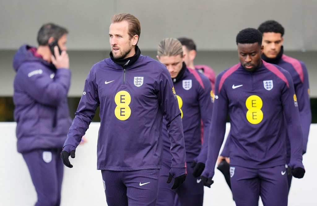 Englands Kapitän Harry Kane (l) ärgert sich über die vielen Absagen von Kollegen für die Nations League.