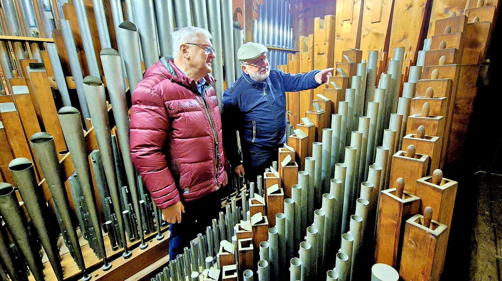 Eckhart Rittweger (r,) und Jürgen Bentzius (l.) im Inneren der Röver-Orgel in der St.-Marien-Kirche in Harzgerode.