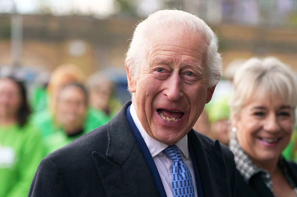 Mit einem breiten Lächeln traf König Charles bei dem Verteilzentrum für überschüssige Lebensmittel ein.