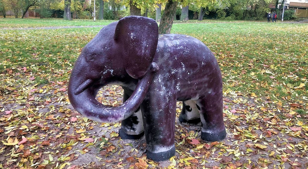 Eben war er noch weiß: Der Elefant im Zeitzer Goethepark wurde schon wieder übermalt und beschmiert.