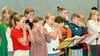 Die Viertklässler der Zerbster Grundschule „An der Stadtmauer“ lernten unter Anleitung des Bluesmusikers Chris Kramer das Mundharmonika-Spiel. 