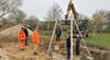 Beim Arbeitseinsatz in der Gemeinde Börde-Hakel wurde auf dem Spielplatz hinter dem Gartenhaus in Etgersleben ein neues Spielgerät aufgebaut. Dabei half auch Bürgermeister Tim Heberling (2.v.r.) mit.