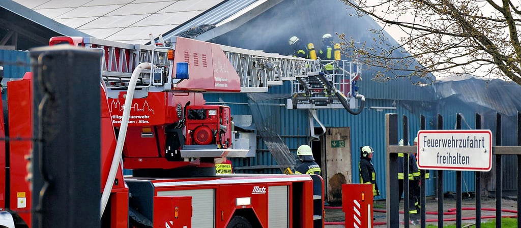 Der Brand in der Schweinezuchtanlage Binde wirkt mit Blick auf die Einsatzkleidung weiter nach.