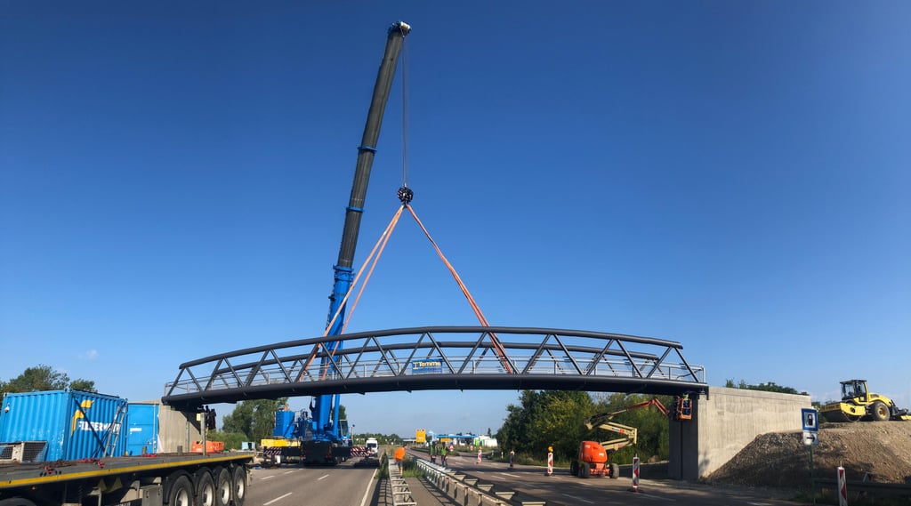 Die neue Brücke über die B 80 wurde im Sommer eingehoben.