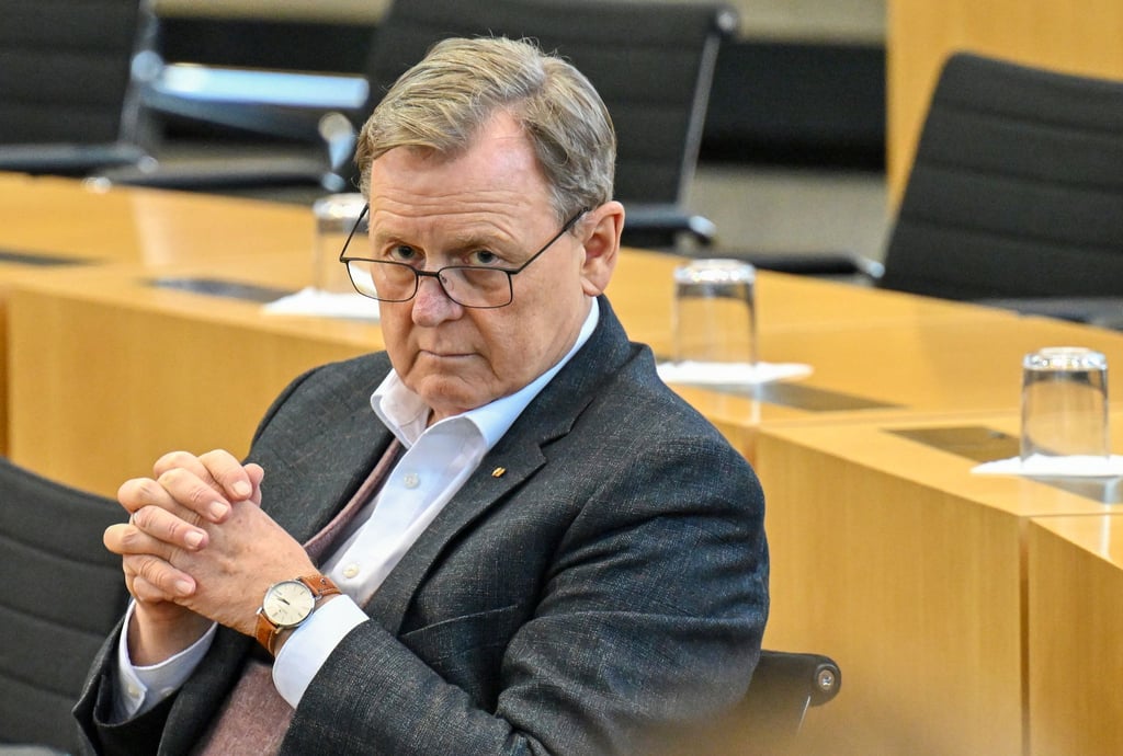 Thüringens scheidender Ministerpräsident Bodo Ramelow hat die Abgeordneten des neugewählten Landtags aufgefordert, Land, Bürgern, Kommunen und Wirtschaft eine finanzielle Hängepartie zu ersparen.