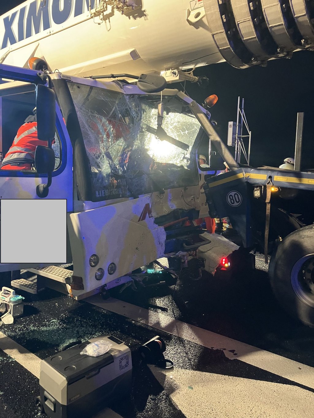 Der Kranfahrer wurde schnell gerettet - der Sattelzugfahrer blieb unverletzt.
