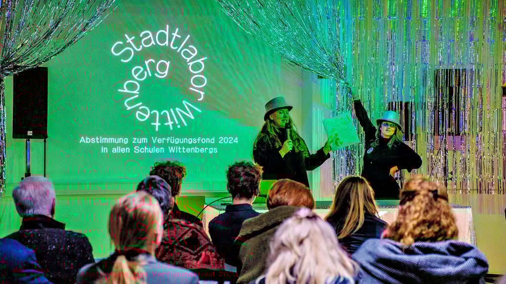 Kristina Gergert und Ivana Rohr (v.l.) bei der Bekanntgabe der Förderprojekte des Verfügungsfonds 2024 im Stadtlabor Wittenberg