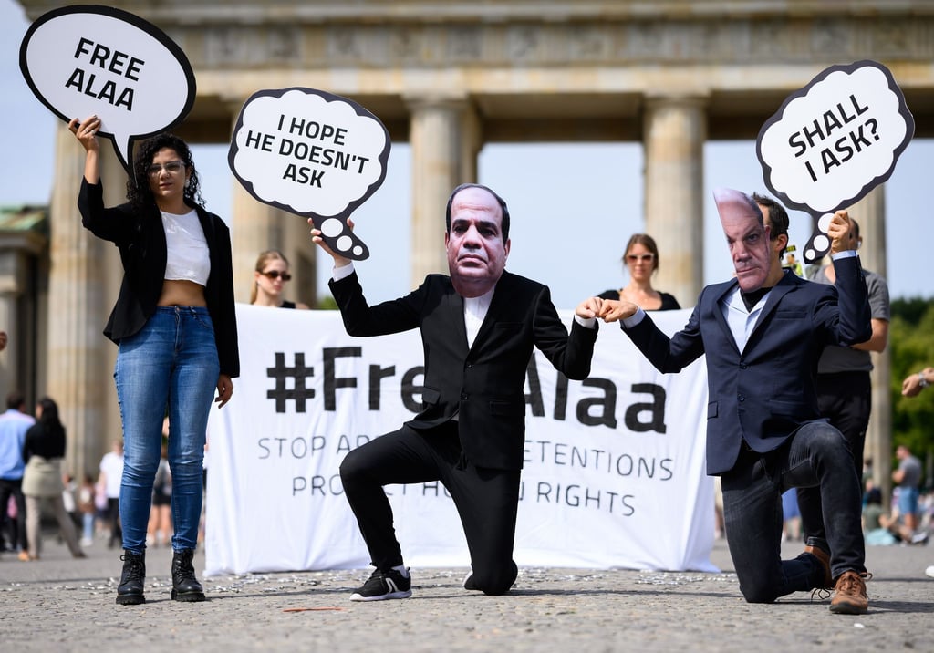 Der ägyptische Journalist Alaa Abd El-Fattah sitzt weiterhin in Haft, obwohl er seine Strafe schon verbüßt hat. (Archivbild)