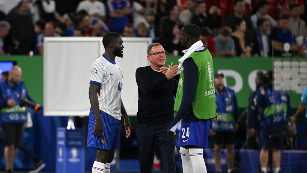 Österreichs Trainer Ralf Rangnick mit den Ex-RB-Spielern Dayot Upamecano und Ibrahima Konate (r.).