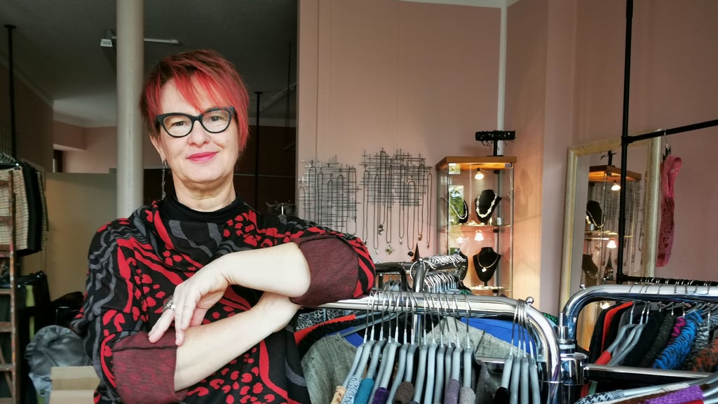 Anke Brämer ist mit ihrem Modeladen „Querstyle“ aus der Magdeburger Innenstadt in den Buckauer Engpass gezogen. Zum Buckauer Late-Night-Shopping-Event am 15. November 2024 feiert sie Eröffnung.