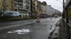 Aktivisten der Gruppe „Sand im Getriebe“ haben auf der Berliner Allee symbolisch einen Pop-up-Radweg angelegt.