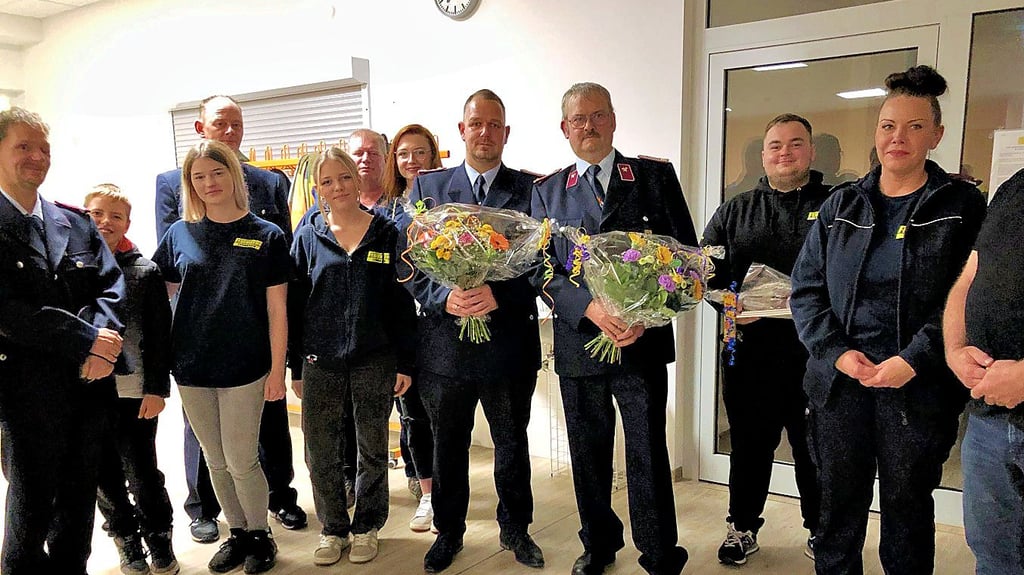 Die Leimbacher Feuerwehrleute standen ehrenhalber Spalier, nachdem Wehrleiter Michael Gebhardt (3. v. r.) feierlich verabschiedet und sein Nachfolger André Stephan (4. v. r.) ernannt worden war.
