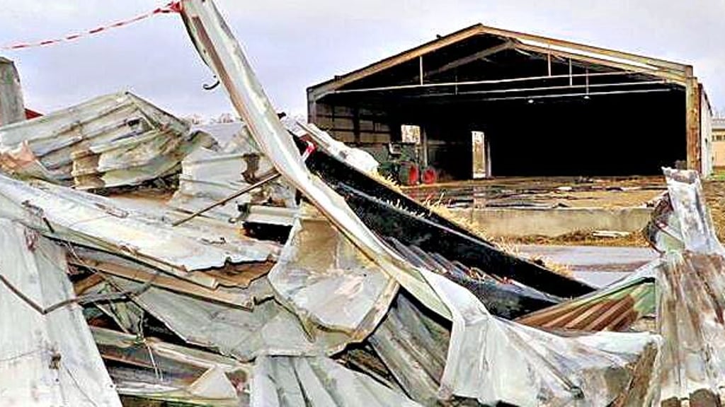 Durch die Brände in Buschkuhnsdorf ist immenser Schaden entstanden. Zwei Hallen sind völlig zerstört worden.