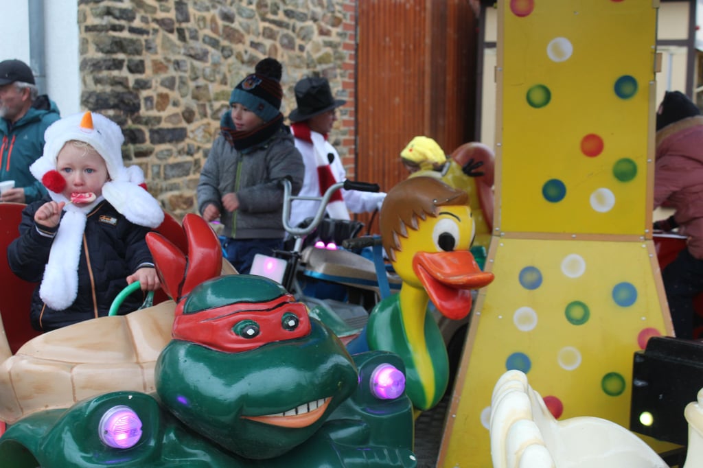 Das Kinderkarussell dreht sich zum Winterzauber in Flechtingen wieder am Einkaufszentrum in der Ortsmitte.
