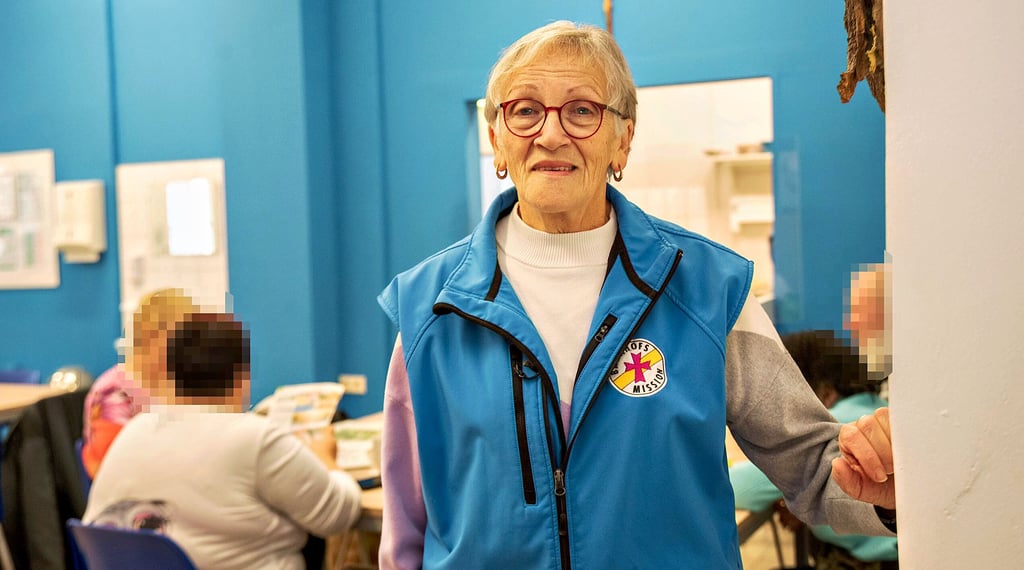 Die Ehrenamtlerin Christine Schreiber hilft regelmäßig in der Bahnhofsmission Dessau.