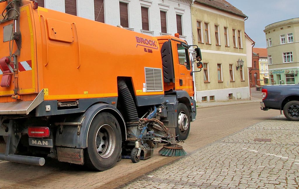 Kehrmaschine in der Stadt im Einsatz.