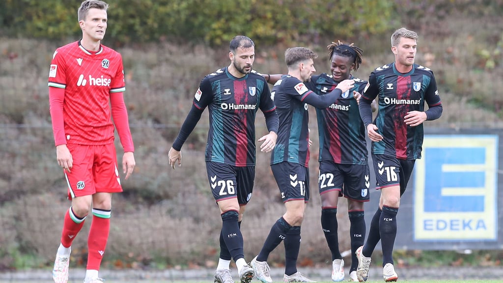 Der 1. FC Magdeburg jubelt bei Hannover 96 über das Tor zum 2:0 durch Pierre Nadjombe (2.v.r).