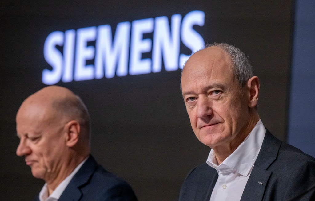 Konzern-Chef Busch (r.) und Finanzvorstand Thomas auf der Jahrespressekonferenz. Siemens hat in schwierigen Zeiten einen Rekordgewinn vorgelegt.