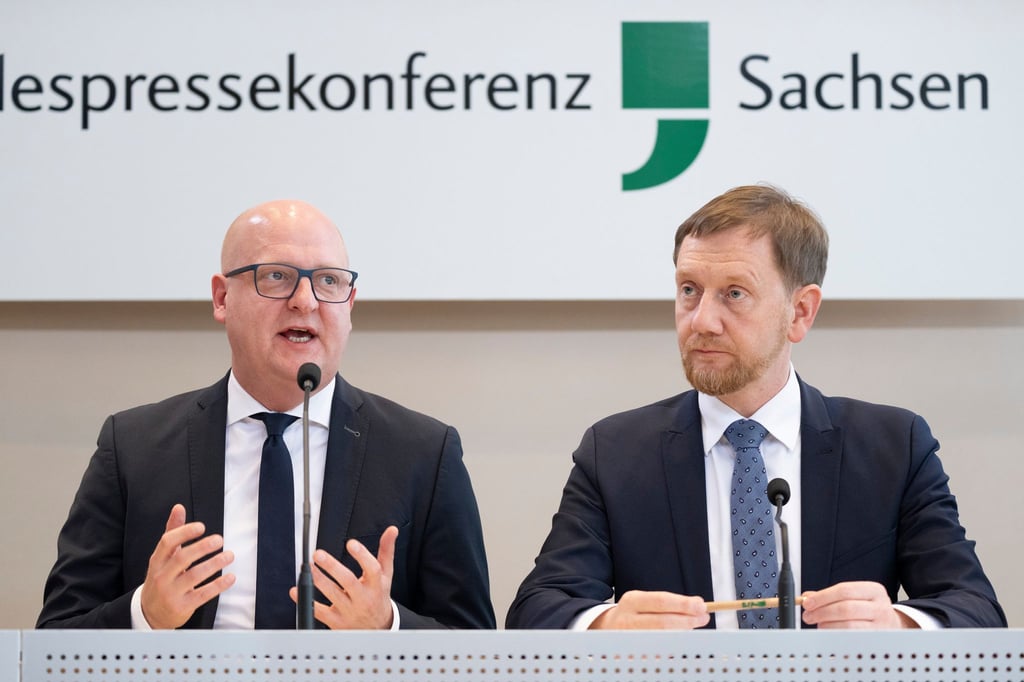 Henning Homann (l), Co-Vorsitzender der SPD, und Ministerpräsident Michael Kretschmer (CDU) streben eine gemeinsame Minderheitsregierung an.