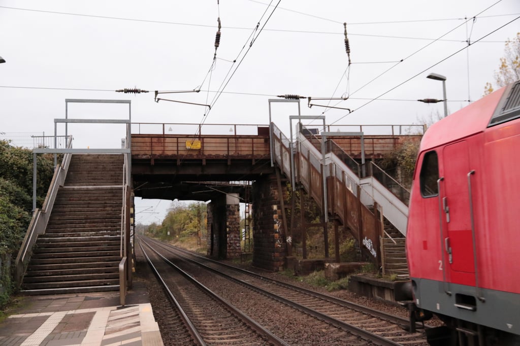 Blick auf die marode Straßenbrücke über die Gleise der Deutschen Bahn.