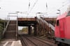 Blick auf die marode Straßenbrücke über die Gleise der Deutschen Bahn. 