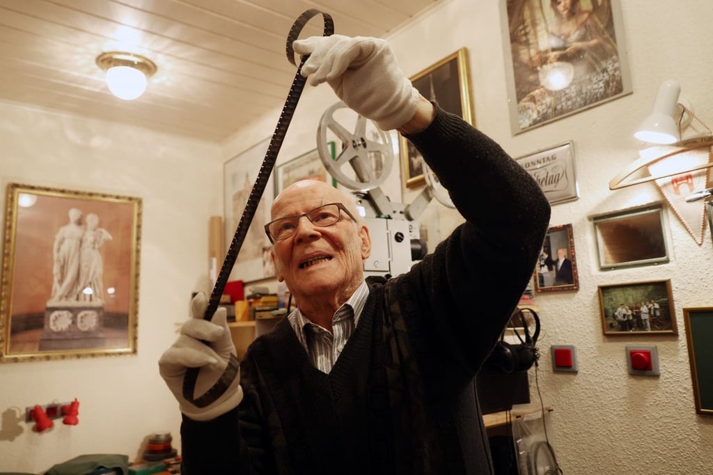 Michael Stabenow bei der Sichtkontrolle einer Szene für den Film „Halle – so wie es war“