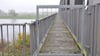 Das Tor bleibt geschlossen: Blick auf die Eisenbahnbrücke samt Radweg von Wittenberge-Seite aus. 