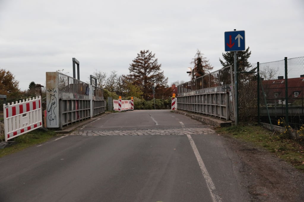 Hier wird für den Kfz-Verkehr voll gesperrt. Für Passanten soll eine temporäre Zuwegung zum Bahnhalt geschaffen werden.