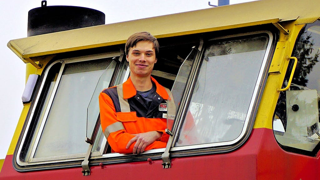 Jeremy Klatt im Führerstand einer dieselhydraulischen Lokomotive für den schweren Rangier- und Streckendienst.