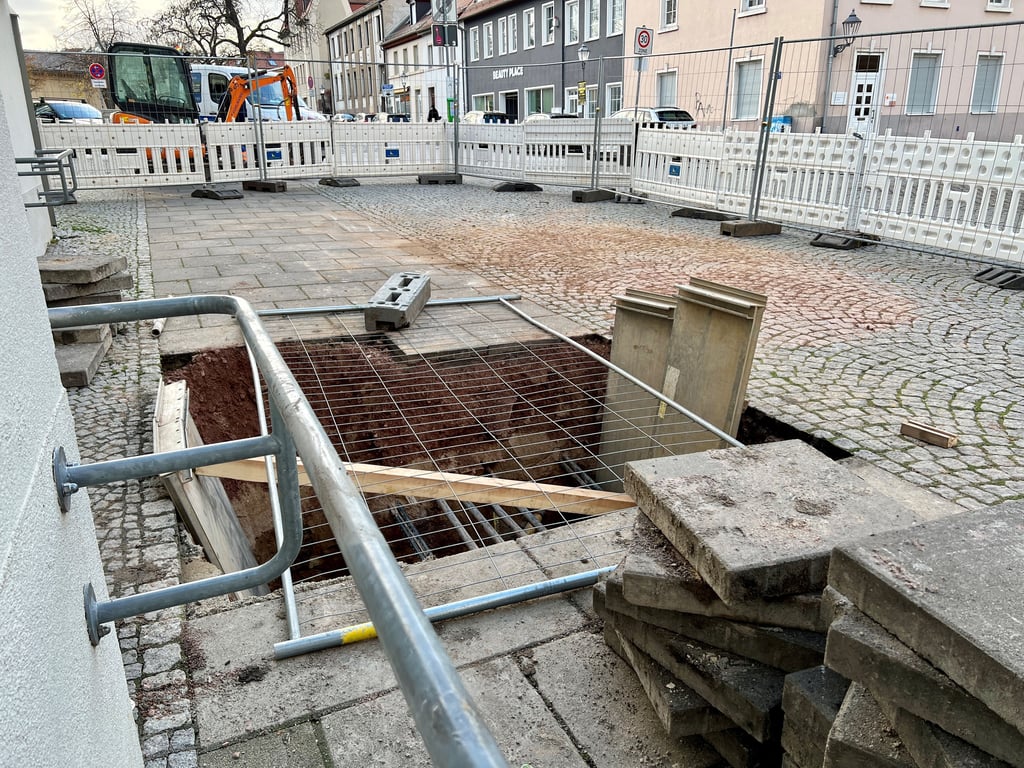 Das Loch auf dem Karlsplatz in Bernburg ist deutlich größer als bisher angenommen.
