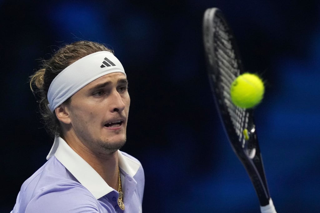 Alexander Zverev steht dicht vor dem Halbfinaleinzug beim Tennis-Saisonfinale, ganz sicher ist sein Weiterkommen aber noch nicht.