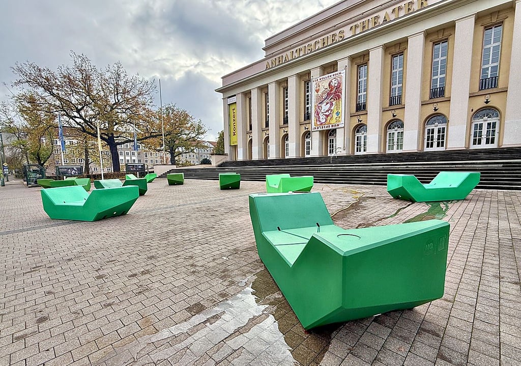 Aus Wien nach Dessau gekommen sind die neuen Sitzgelegenheiten am Anhaltischen Theater. Die grünen Elemente aus Kunststoff sind mit Wasser gefüllt und sollen dauerhaft stehen bleiben.