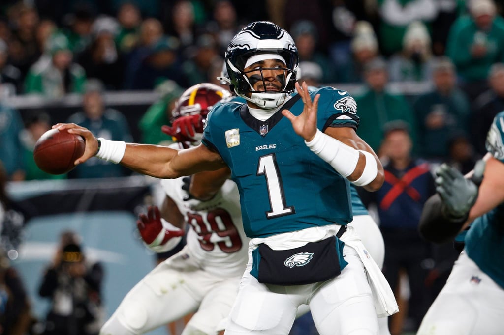 Quarterback Jalen Hurts gewinnt mit Philadelphia das Spitzenspiel gegen Washington.