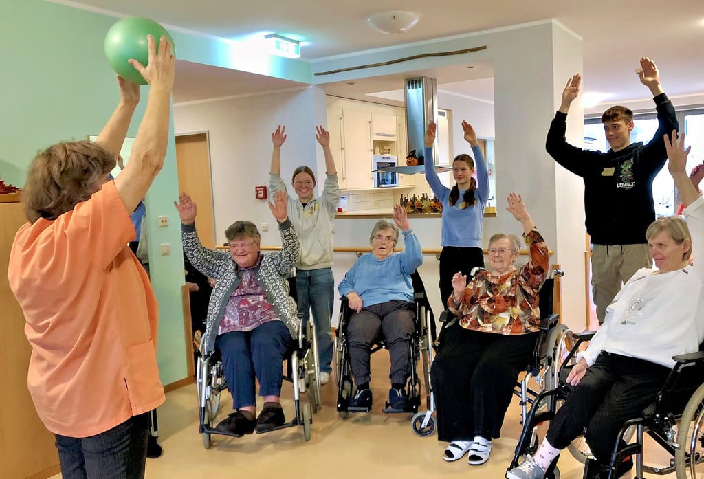 Beim sozialen Aktionstag unterstützten Müchelner Gymnasiasten unter anderem das Team des Seniorenzentrums wie hier bei der Sportstunde.