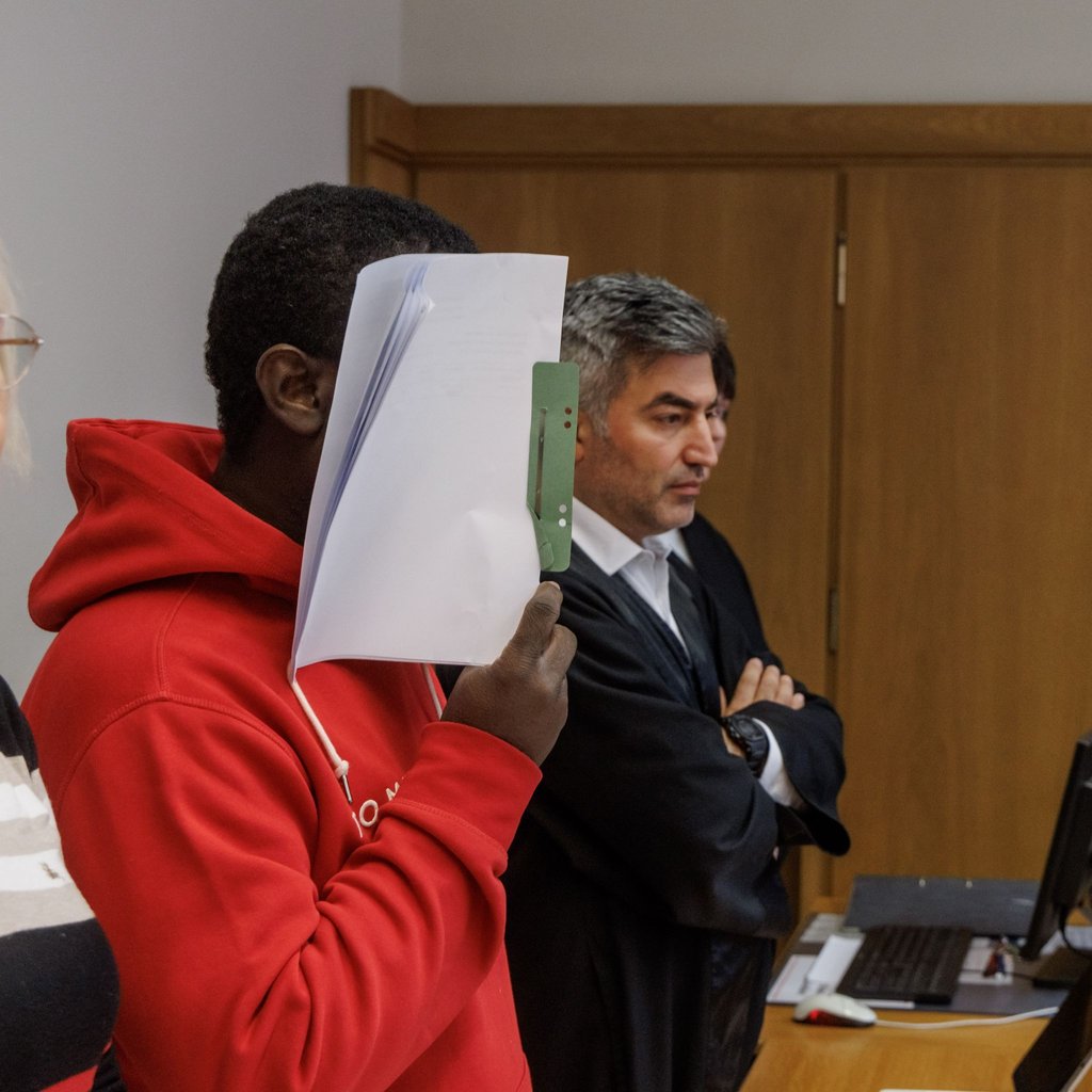 Bei Beginn des Prozesses wegen sexueller Übergriffe auf junge Frauen schweigt der Angeklagte.