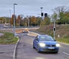 Ein Auto nutzt die Auffahrt Magdeburger Ring am Damaschkeplatz.